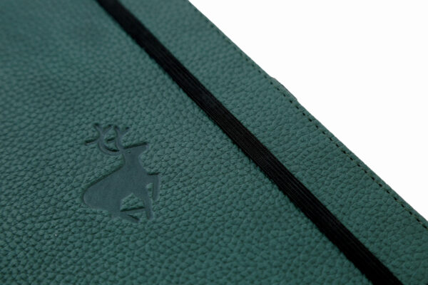 Groen notitieboek met hertenlogo en zwarte elastiek
