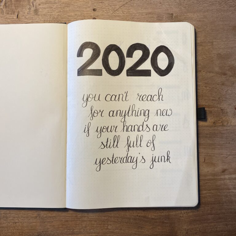 Open notitieboek met handgeschreven tekst op dot-grid papier