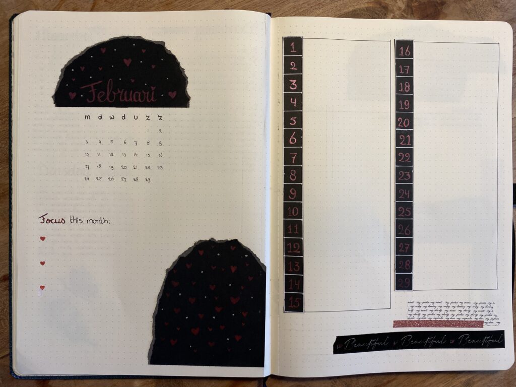 Open notitieboek met bullet journal maandoverzicht en kalenderpagina