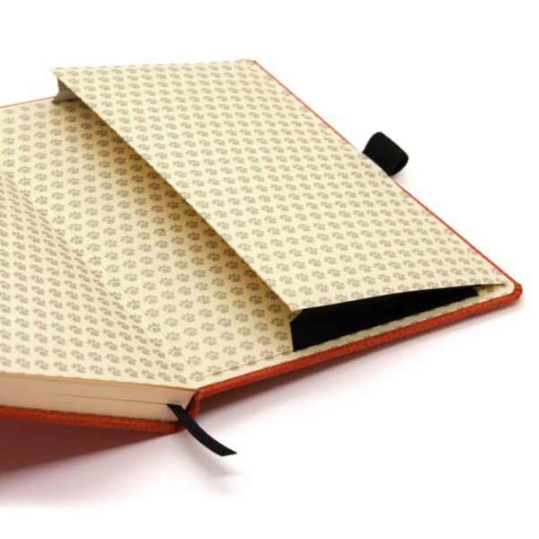 Open notitieboek met pootafdrukkenpatroon en oranje rand