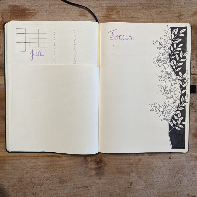 Open notitieboek met dot-grid pagina's en handgetekende illustratie
