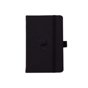 Zwart notitieboek met eend-logo en elastiekband op witte achtergrond