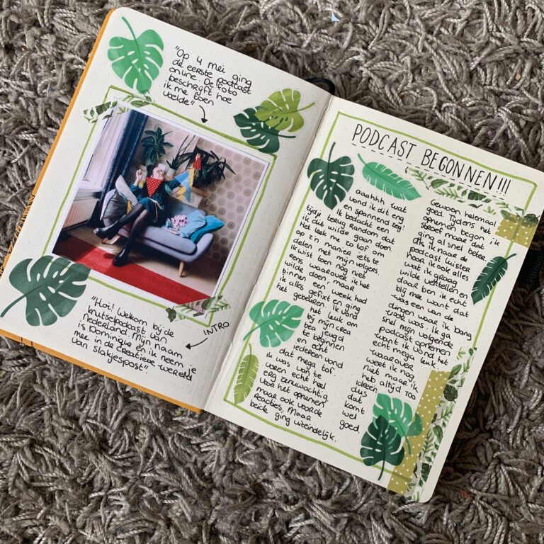 Open notitieboek met plantenmotief en handgeschreven tekst op vloerkleed