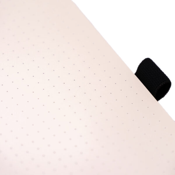Dotted pagina van een notitieboek met een zwarte elastiek