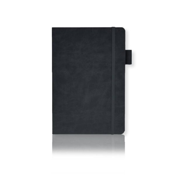 Zwart notitieboek met elastiek en kaartjesluiting op witte achtergrond