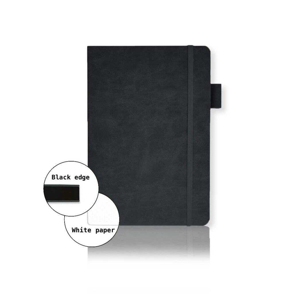 Zwart notitieboek met elastiek en label op witte achtergrond