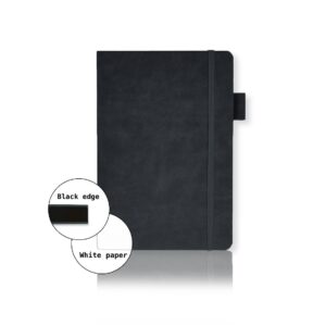 Zwart notitieboek met elastiek en label op witte achtergrond