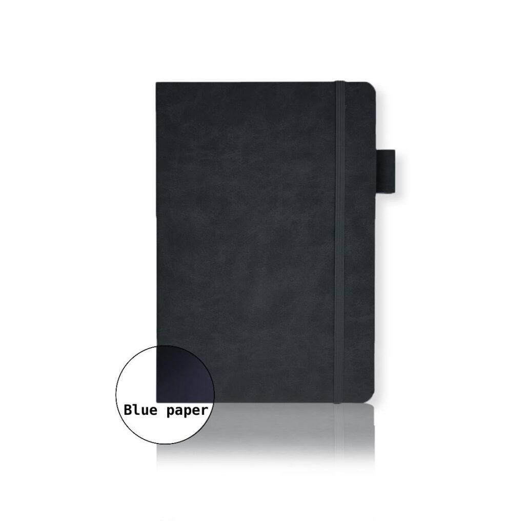 Zwart notitieboek met elastiek en blauw papier label