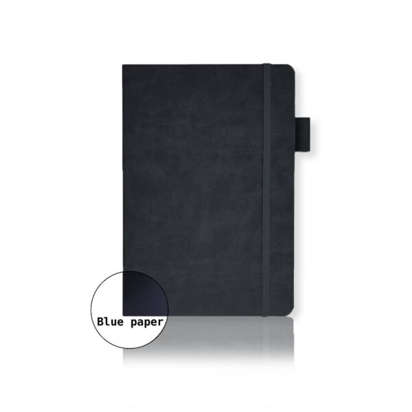 Zwart notitieboek met elastiek en blauw papier label