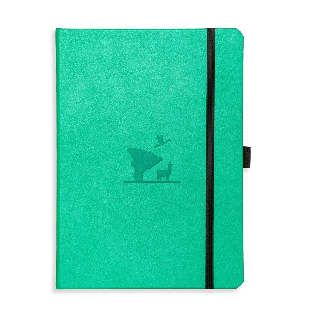 Groen notitieboek met zwart elastiek en gedrukt dierenmotief op de voorkant