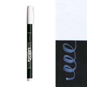 Zwarte Tombow Fudenosuke pen met witte dop en blauwe schrijfvoorbeelden
