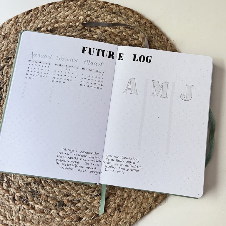 Open notitieboek met verticale future log lay-out en kalenders