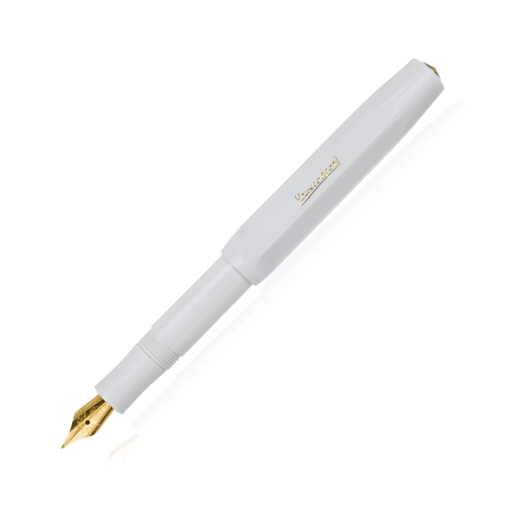 Witte vulpen met gouden penpunt en goudkleurig logo op het lichaam