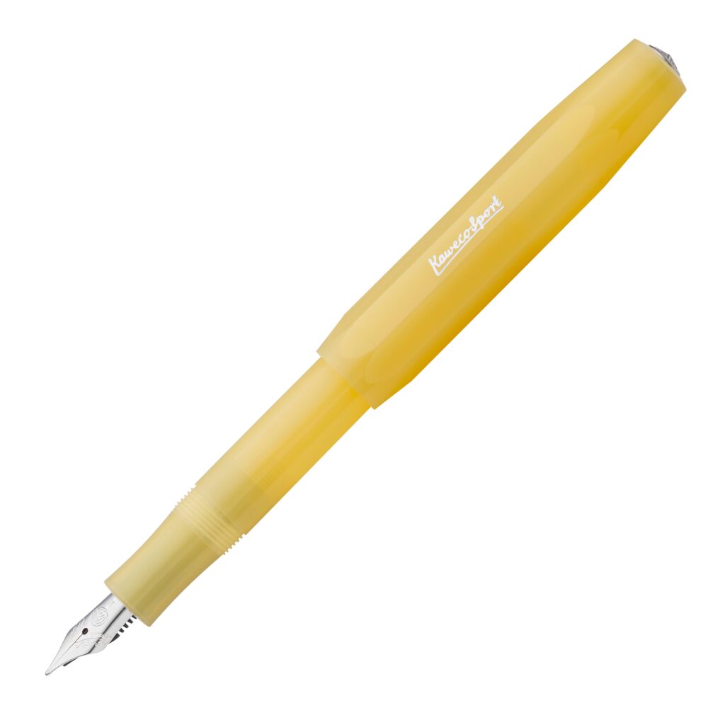 Gele Kaweco Sport vulpen met zilveren penpunt op witte achtergrond