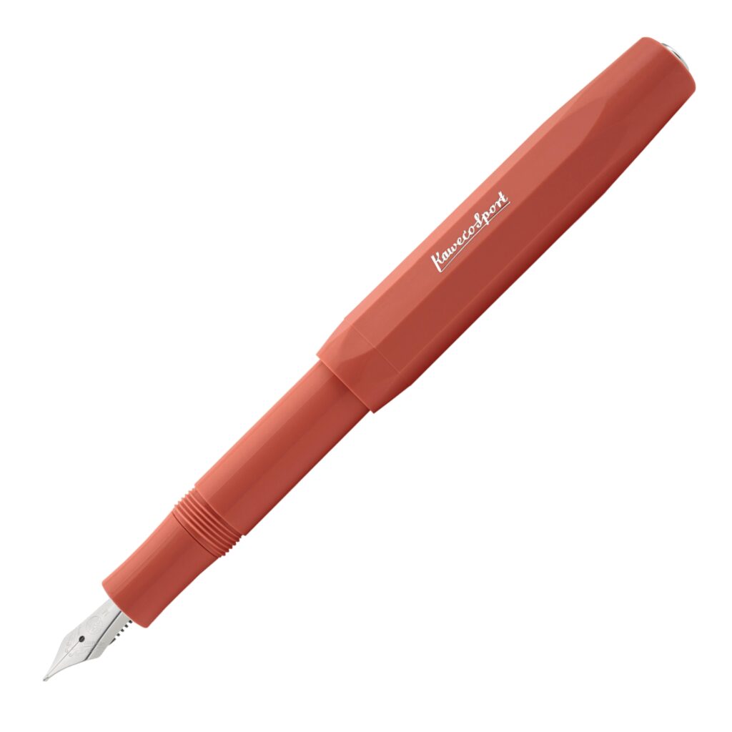 Een roestkleurige vulpen met zilveren penpunt en 'Kaweco Sport' op de houder