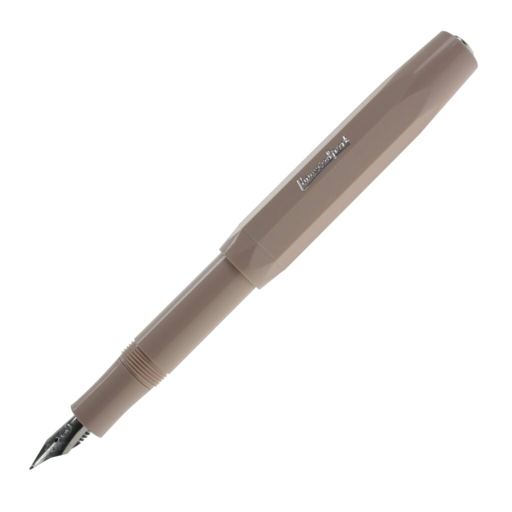 Een beige vulpen met zilverkleurige penpunt en merknaam