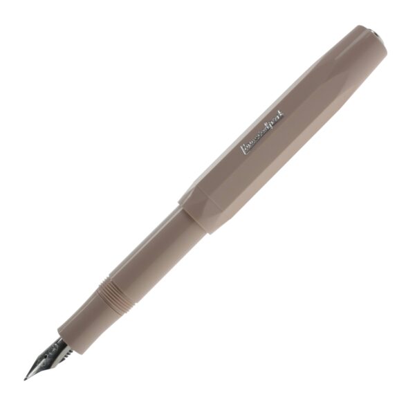 Een beige vulpen met zilverkleurige penpunt en merknaam