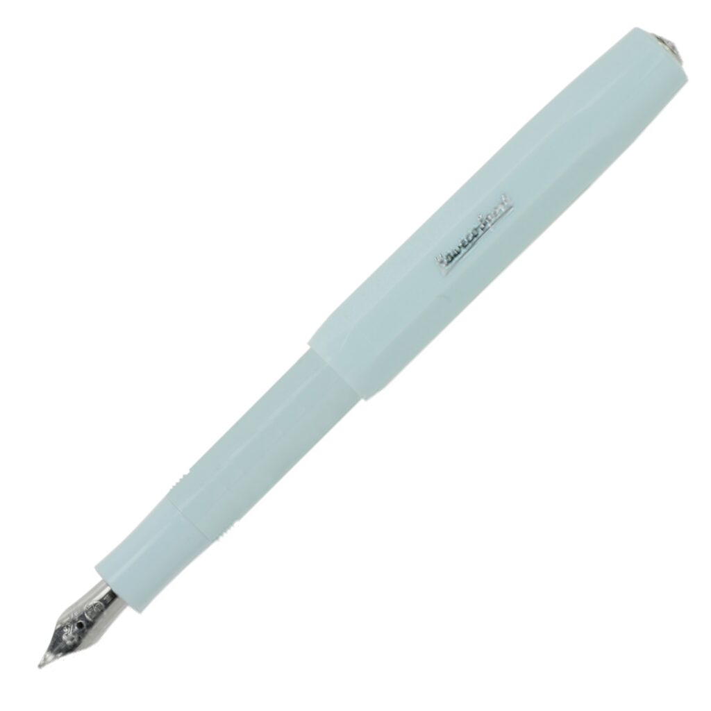 Lichtblauwe vulpen met zilverkleurige penpunt en merknaam op het lichaam