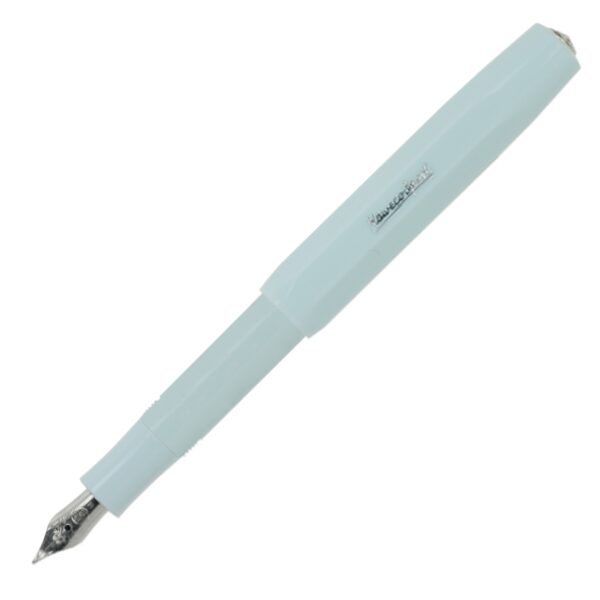 Lichtblauwe vulpen met zilverkleurige penpunt en merknaam op het lichaam