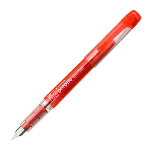 Rode vulpen met zichtbare inktpatroon en metalen penpunt op witte achtergrond