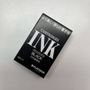 Zwarte inktcartridges van Platinum in een zwarte doos op witte achtergrond