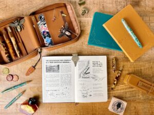Open notitieboek en schrijfwaren op houten oppervlak