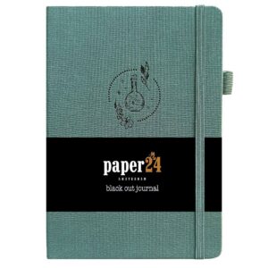 Groen notitieboek met zwart band en stempelontwerp op de voorkant