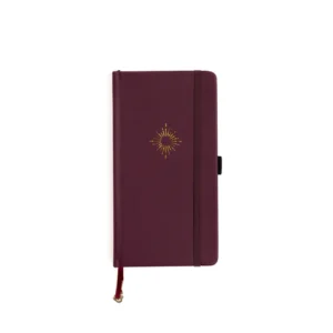 Donkerrood notitieboek met gouden zonmotief en rode lus