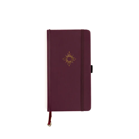 Donkerrood notitieboek met gouden zonmotief en rode lus