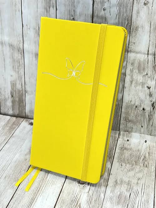 Gele notitieboek met vlinder-ontwerp op de voorkant