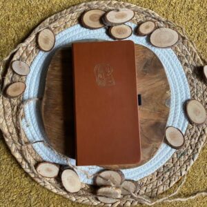 Bruine notitieboek met gegraveerd logo op ronde mat