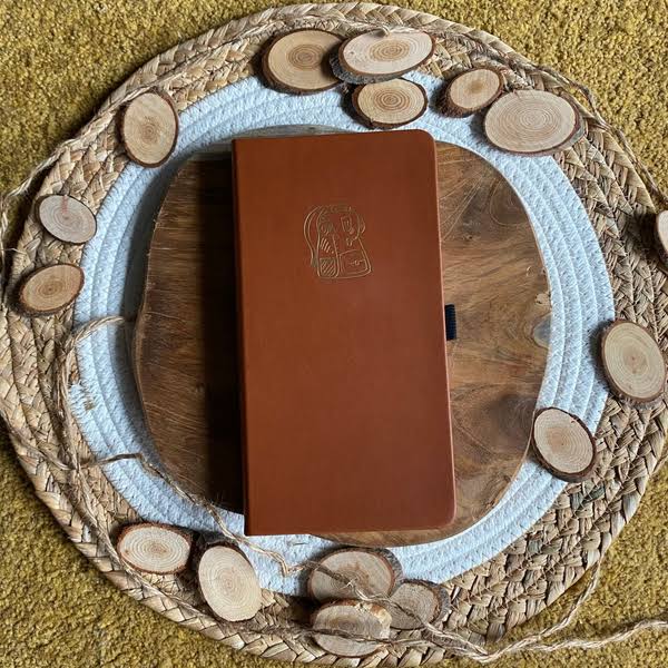 Bruine notitieboek met gegraveerd logo op ronde mat