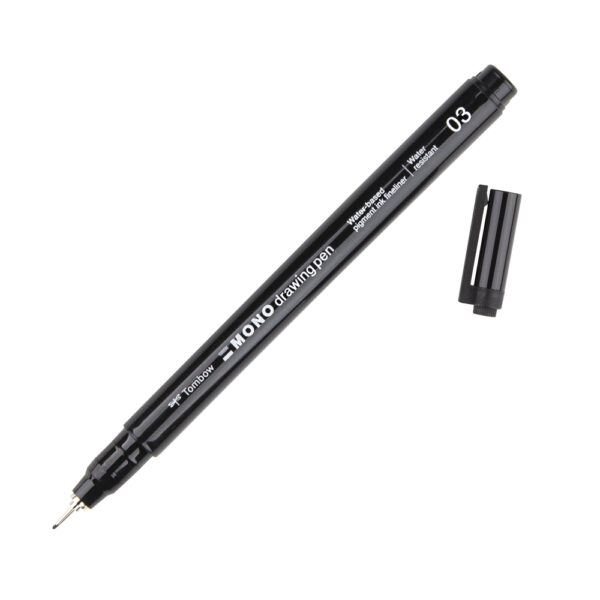 Zwarte Tombow MONO tekenpen met open dop op witte achtergrond