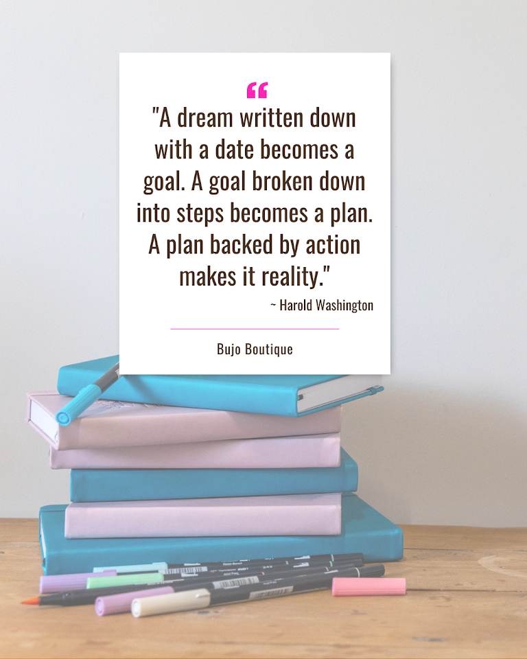 Stapel notitieboeken en pennen met een citaat over doelen en planning