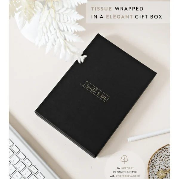 Zwart geschenkdoosje van Scribble & Dot op een lichte ondergrond