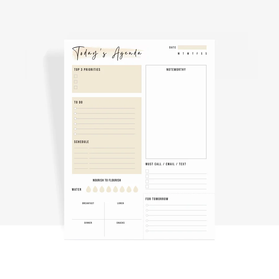 Deskpad met agenda- en planningsschema's op witte achtergrond