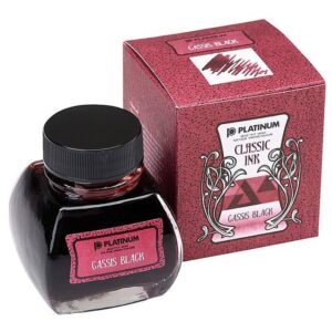 Flesje en doos van Platinum Classic Ink Cassis Black op witte achtergrond