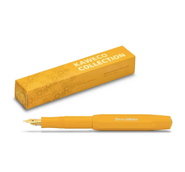 Gele Kaweco vulpen en doos op witte achtergrond