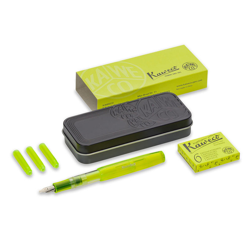 Lichtgroene Kaweco highlighter pen met doos en accessoires op witte achtergrond