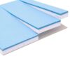 Stapel blauwe labelblokken op witte achtergrond
