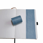 Blauwe washi tape op een open notitieboek met puntdoosjes