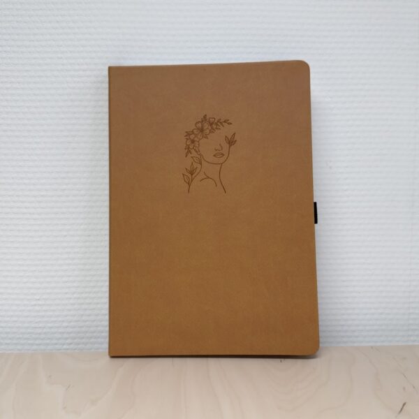Bruin notitieboek met bloemenillustratie op de voorkant