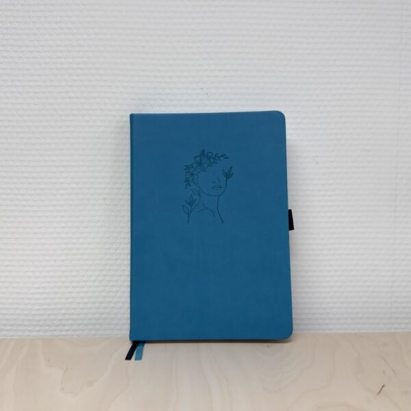 Blauw notitieboek met bloemenmotief op de voorkant