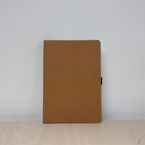 plain-and-simple_camel_a5 Bruine notitieboek met gladde kaft op houten oppervlak
