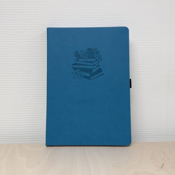 Blauw notitieboek met bloemen en boekenillustratie op de voorkant