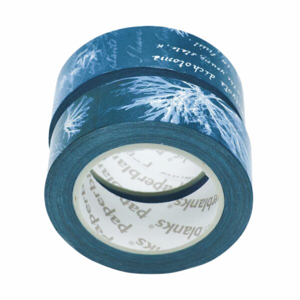 Blauwe washi tape met witte bloem- en handschriftpatronen op witte achtergrond