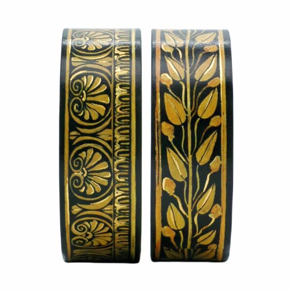 Twee rollen washi tape met goudkleurig patroon op zwarte achtergrond