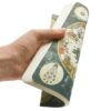 Hand houdt een notitieboek vast met een sterrenkaart-ontwerp op de kaft