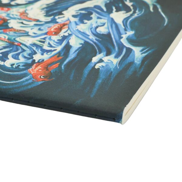 9780349714783 Empress Jingu - Dot Grid - A5 - Edge Notitieboek met blauwe golven en rode koi-vissen op de cover