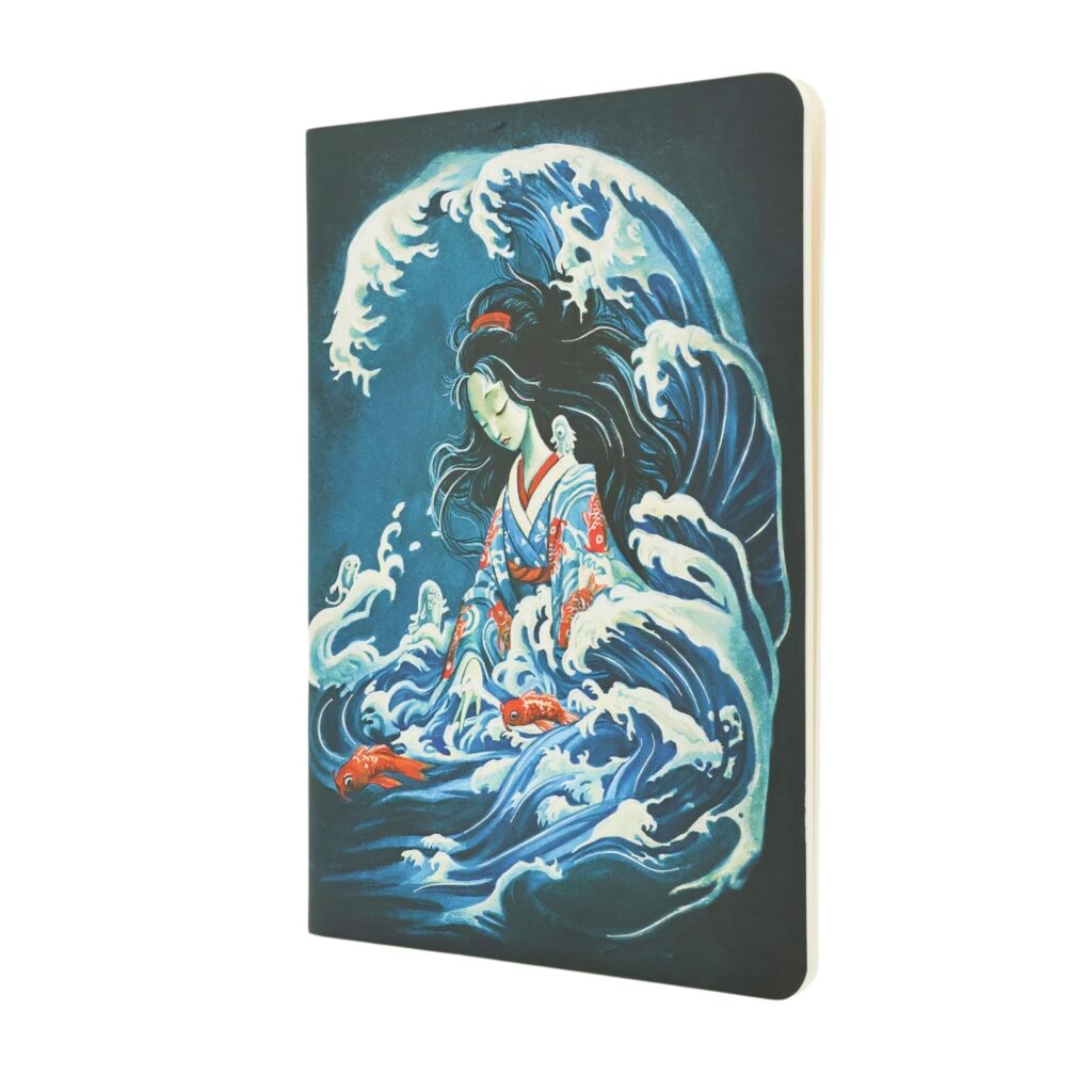 Notitieboek met blauwe oceaanillustratie en vrouw in kimono op de voorkant